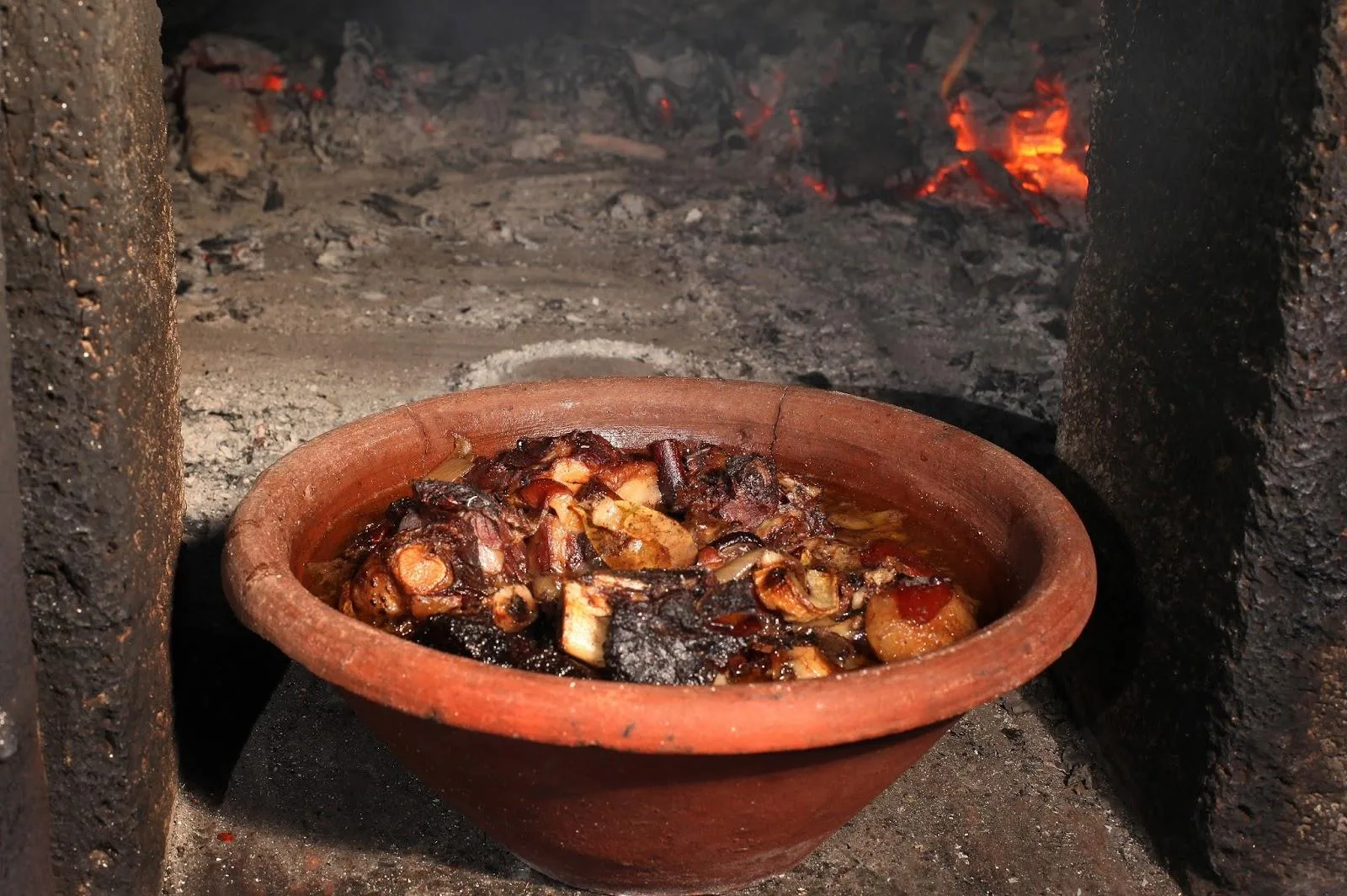 Alcatra à moda da Terceira — the traditional Terceira-style beef stew baked in a clay pot, Azores
