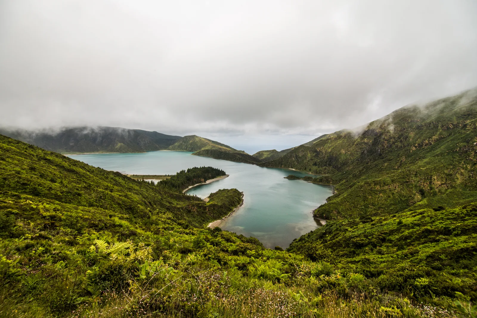 The trail descending to the crater lake of Lagoa do Fogo on São Miguel — one of the best hikes in the Azores, Portugal